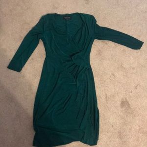Slim fitting green, 3 squared sleeve dress